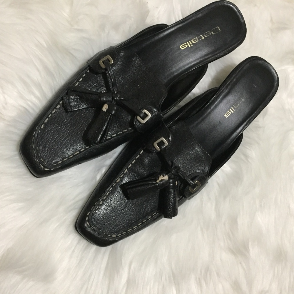 Details black leather mini-heel mules
